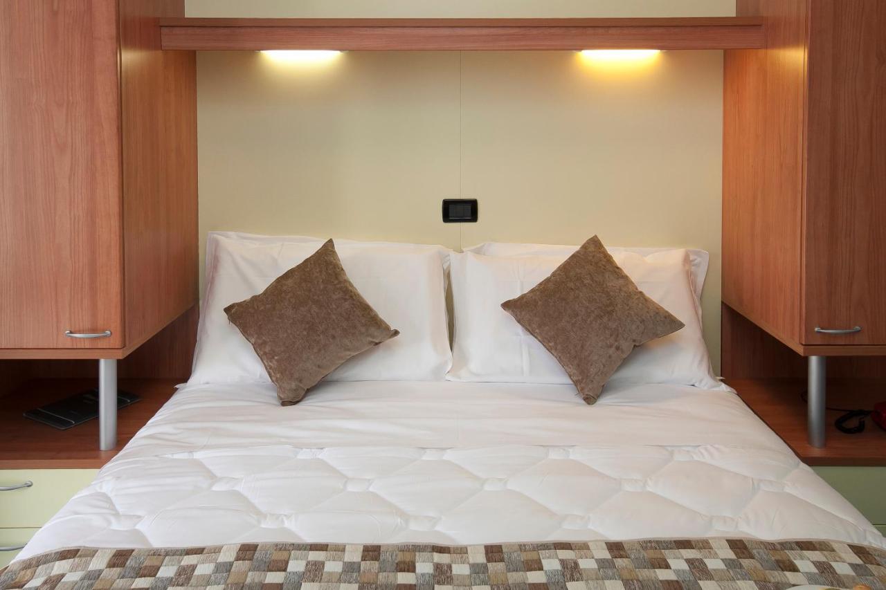 Double or Twin Room Side Sea View